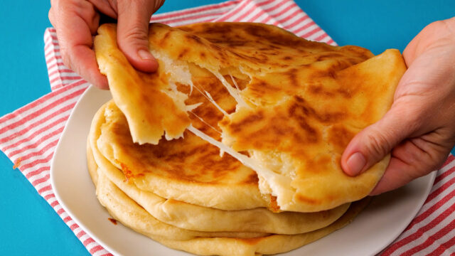 Recept na smažený kynutý slaný koláč plněný sýrem: Chutná pochoutka