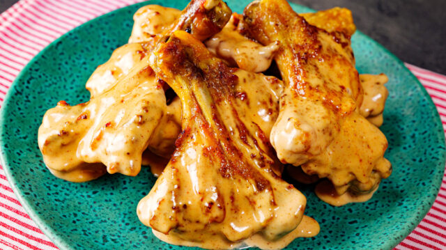 Pečená kuřecí stehna v medovo-hořčičné omáčce – Lahodný a snadný recept trochu jinak