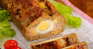 Lahodná vepřová roláda se sýrem, šunkou a vejci – Perfektní recept na slavnostní stůl Lahodná vepřová roláda se sýrem, šunkou a vejci – Perfektní recept na slavnostní stůl