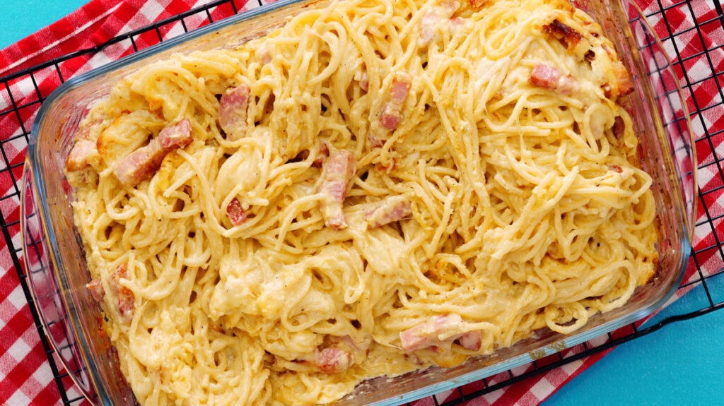 Zapečené špagety carbonara se smetanou, slaninou a sýrem: Rychlý a chutný recept