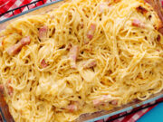 Zapečené špagety carbonara se smetanou, slaninou a sýrem: Rychlý a chutný recept