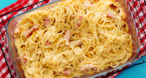 Zapečené špagety carbonara se smetanou, slaninou a sýrem Zapečené špagety carbonara se smetanou, slaninou a sýrem: Rychlý a chutný recept