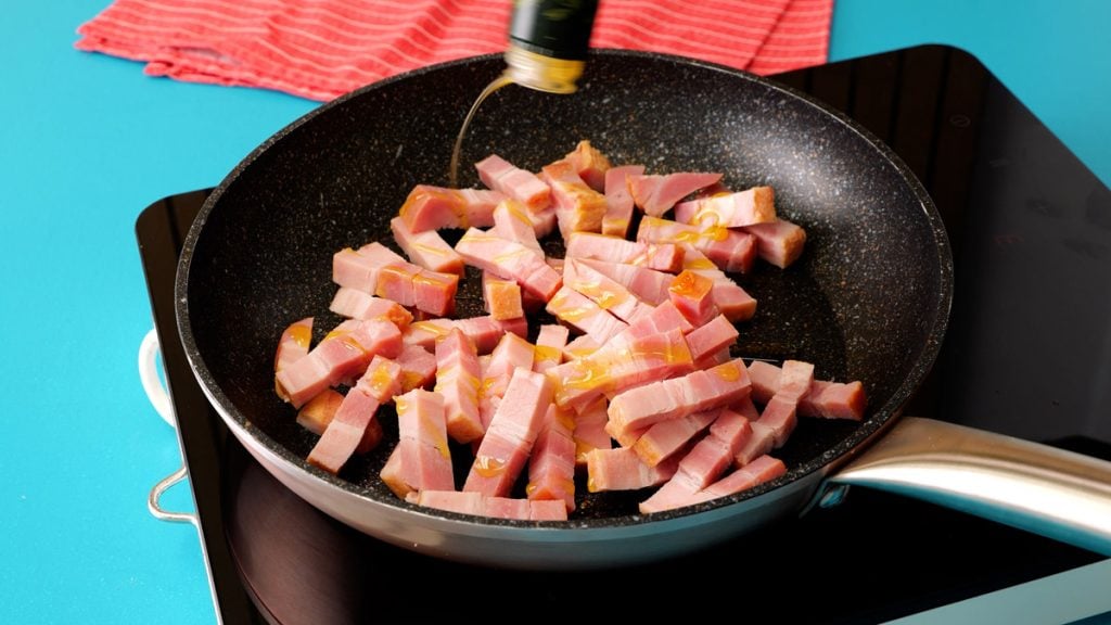 Zapečené špagety carbonara se smetanou, slaninou a sýrem: Rychlý a chutný recept