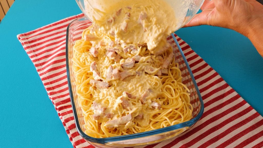 Zapečené špagety carbonara se smetanou, slaninou a sýrem: Rychlý a chutný recept