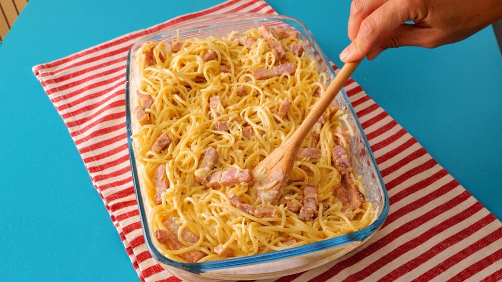 Zapečené špagety carbonara se smetanou, slaninou a sýrem: Rychlý a chutný recept