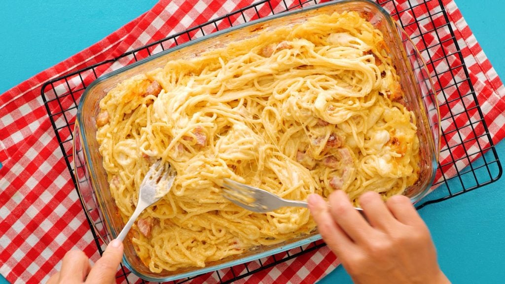 Zapečené špagety carbonara se smetanou, slaninou a sýrem: Rychlý a chutný recept