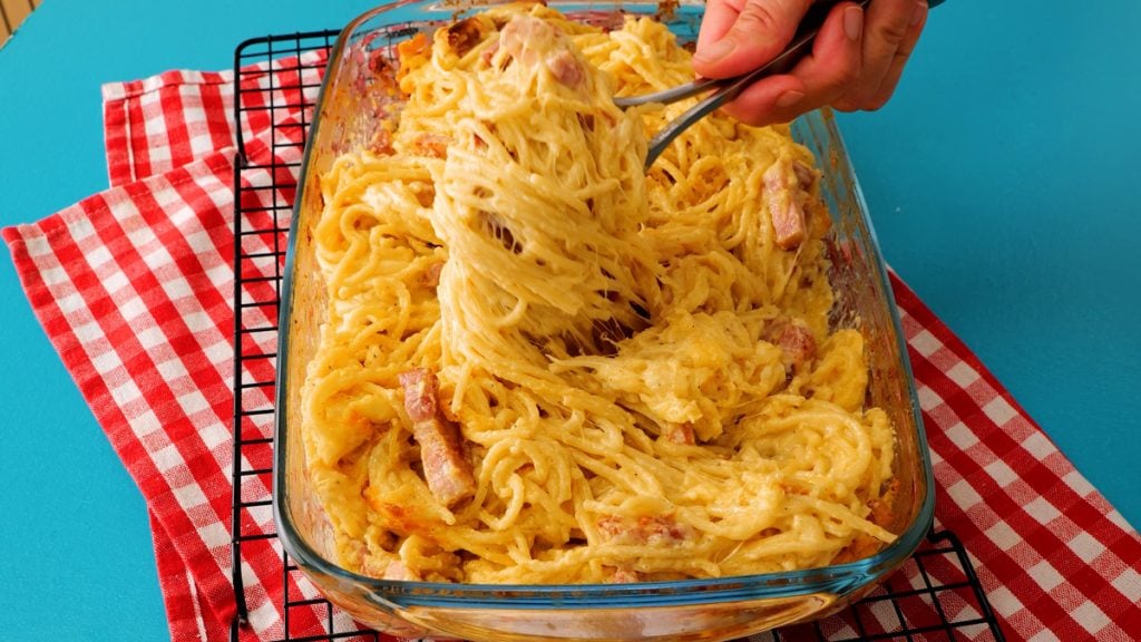 Zapečené špagety carbonara se smetanou, slaninou a sýrem: Rychlý a chutný recept