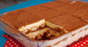 Tradiční italské tiramisu s Amarettem: Dokonalý dezert s krémovou vrstvou a piškoty Tradiční italské tiramisu s Amarettem: Dokonalý dezert s krémovou vrstvou a piškoty