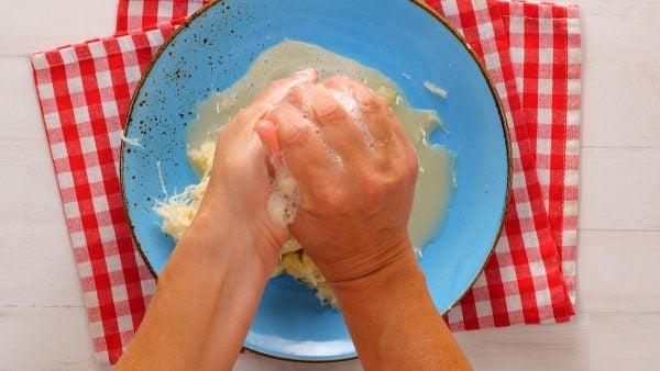 Šťavnaté mrkvově-bramborové placky plněné roztékajícím sýrem - mňam!