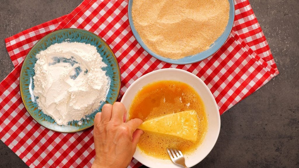 Smažené sýrové trojúhelníky: Klasický recept s dokonalou křupavou krustou