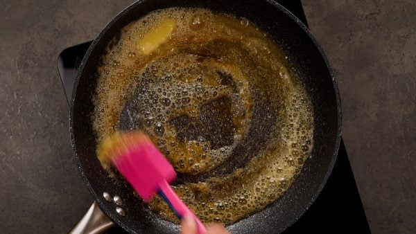 Jablečná roláda se šlehačkou a ořechy - krok za krokem