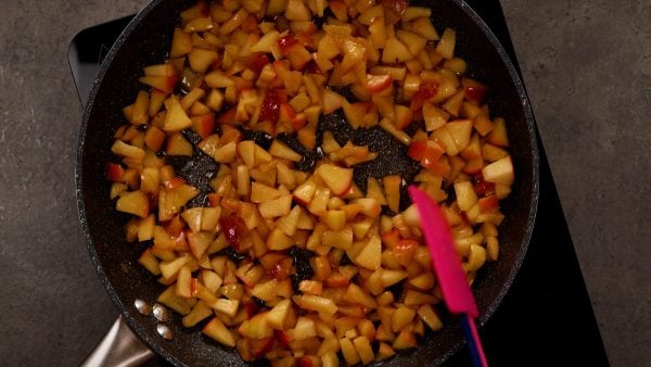 Jablečná roláda se šlehačkou a ořechy - krok za krokem