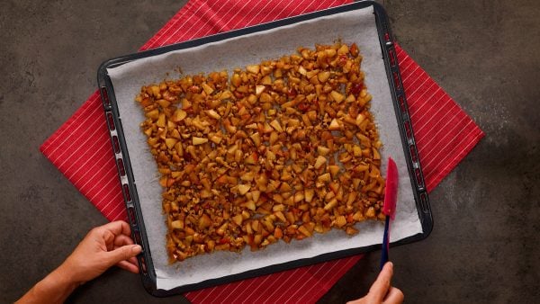 Jablečná roláda se šlehačkou a ořechy - krok za krokem