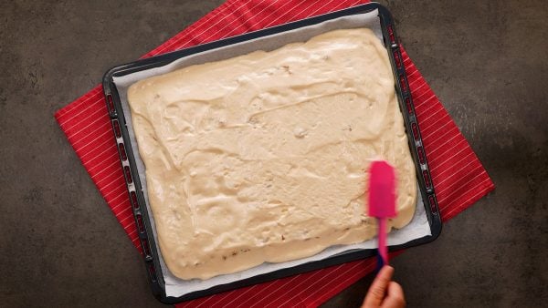 Jablečná roláda se šlehačkou a ořechy - krok za krokem