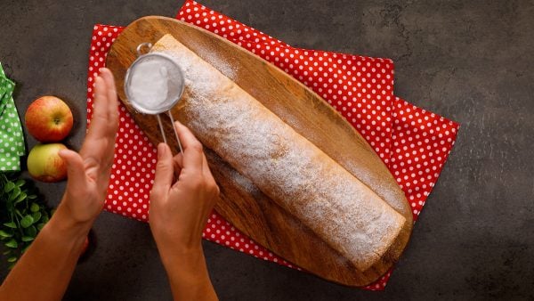 Jablečná roláda se šlehačkou a ořechy - krok za krokem