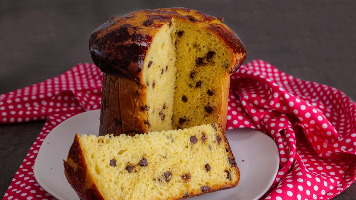 Domácí nadýchaná brioška s čokoládovými vločkami: Snadný recept krok za krokem