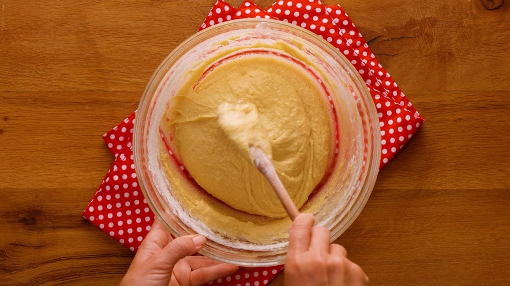 Domácí nadýchaná brioška s čokoládovými vločkami: Snadný recept krok za krokem