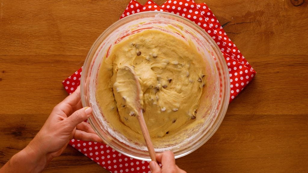 Domácí nadýchaná brioška s čokoládovými vločkami: Snadný recept krok za krokem