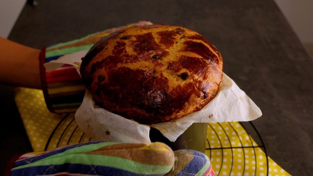 Domácí nadýchaná brioška s čokoládovými vločkami: Snadný recept krok za krokem