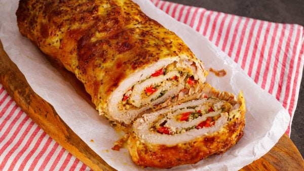 Vepřová roláda se sýrem a pečenou paprikou: Perfektní recept pro rodinný oběd