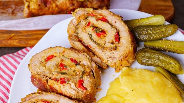 Vepřová roláda se sýrem a pečenou paprikou: Perfektní recept pro rodinný oběd