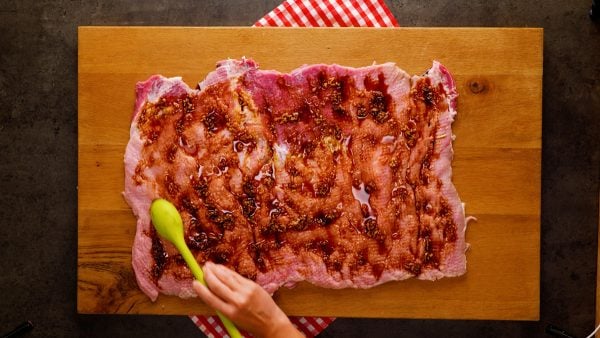 Vepřová roláda se sýrem a pečenou paprikou: Perfektní recept pro rodinný oběd