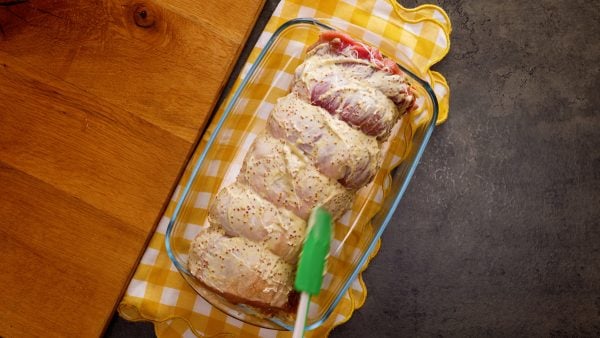 Vepřová roláda se sýrem a pečenou paprikou: Perfektní recept pro rodinný oběd