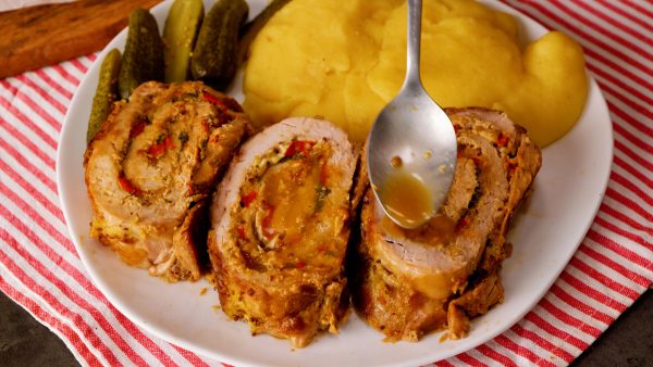 Vepřová roláda se sýrem a pečenou paprikou: Perfektní recept pro rodinný oběd