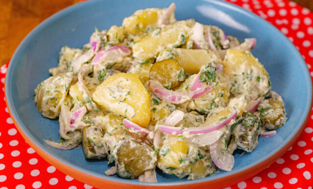 Bramborový salát s červenou cibulí a okurkami se skvělým dresinkem