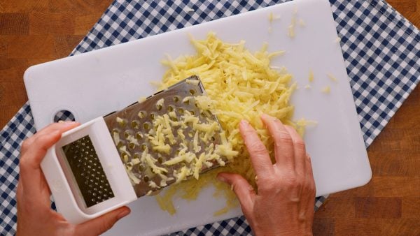 Pečené strouhané brambory s mrkví, šunkou a sýrem - jednoduchá chuťovka