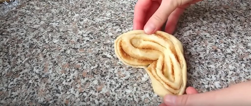 Jednoduchý recept na kynutá skořicová srdíčka