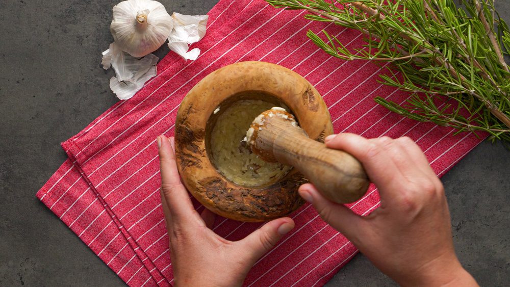 Česneková focaccia s rozmarýnem: skvělá chuťovka k pivu i vínu