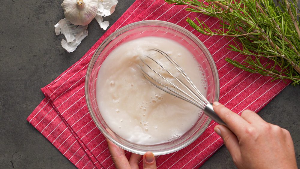 Česneková focaccia s rozmarýnem: skvělá chuťovka k pivu i vínu