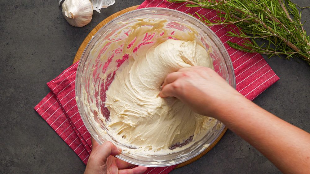 Česneková focaccia s rozmarýnem: skvělá chuťovka k pivu i vínu