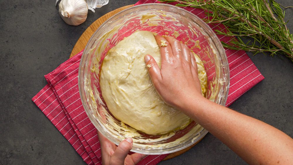 Česneková focaccia s rozmarýnem: skvělá chuťovka k pivu i vínu