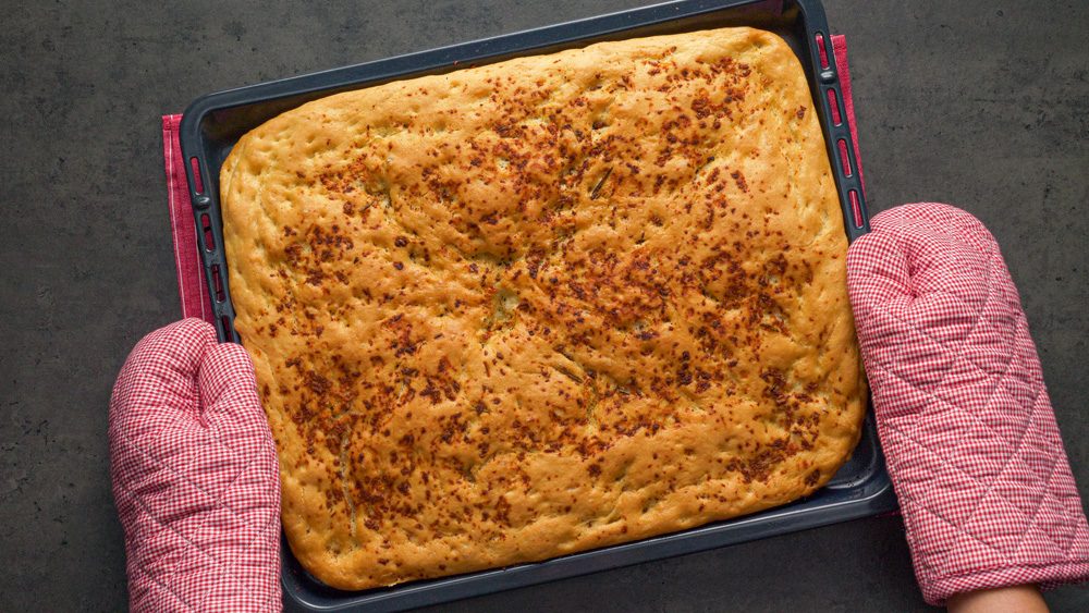 Česneková focaccia s rozmarýnem: skvělá chuťovka k pivu i vínu