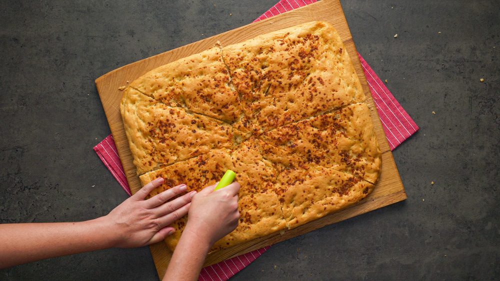 Česneková focaccia s rozmarýnem: skvělá chuťovka k pivu i vínu