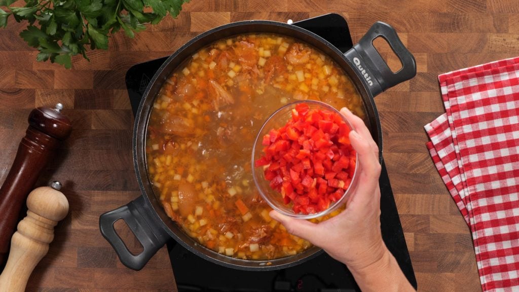 Uzená polévka s vepřovým kolenem, zeleninou a citronovo-smetanovým nádechem