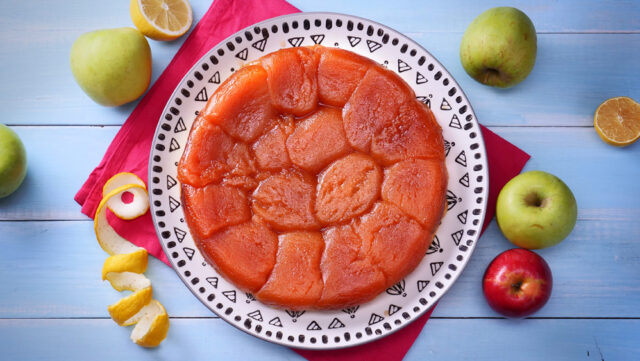 Obrácený jablečný koláč s karamelizovanými jablky a křehkým těstem Obrácený jablečný koláč s karamelizovanými jablky a křehkým těstem