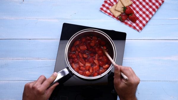 Jemnoučký krémový jahodový dort s banány - bez pečení!