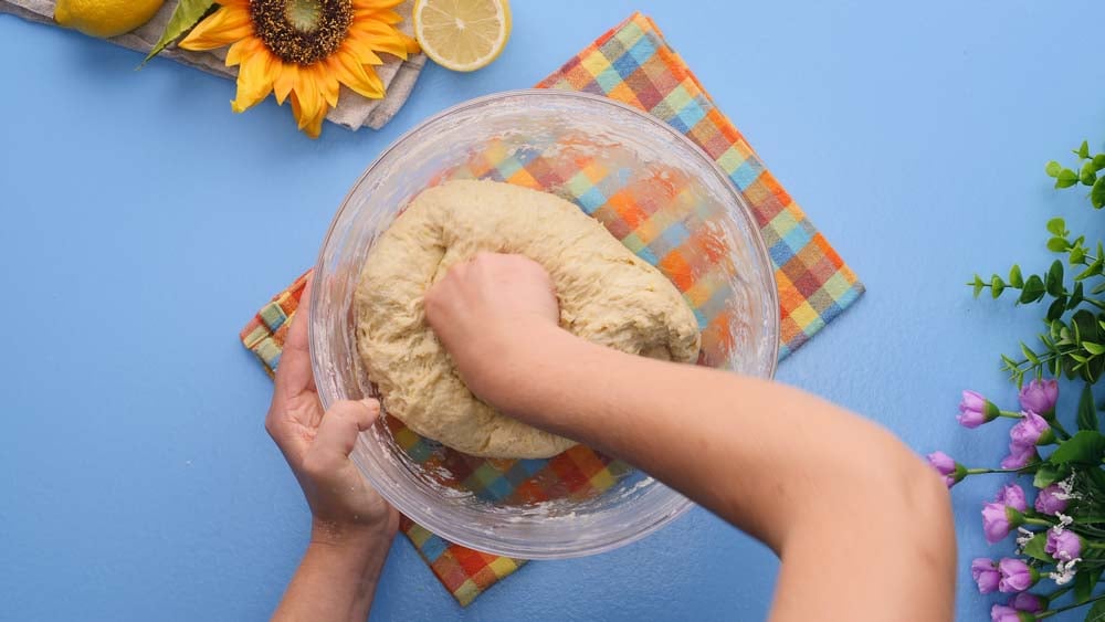 Tradiční tvarohové briošky s rozinkami z kynutého těsta – recept na nadýchané a voňavé pečivo