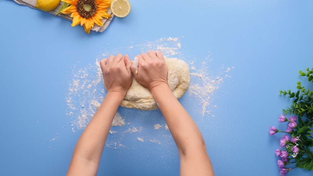 Tradiční tvarohové briošky s rozinkami z kynutého těsta – recept na nadýchané a voňavé pečivo