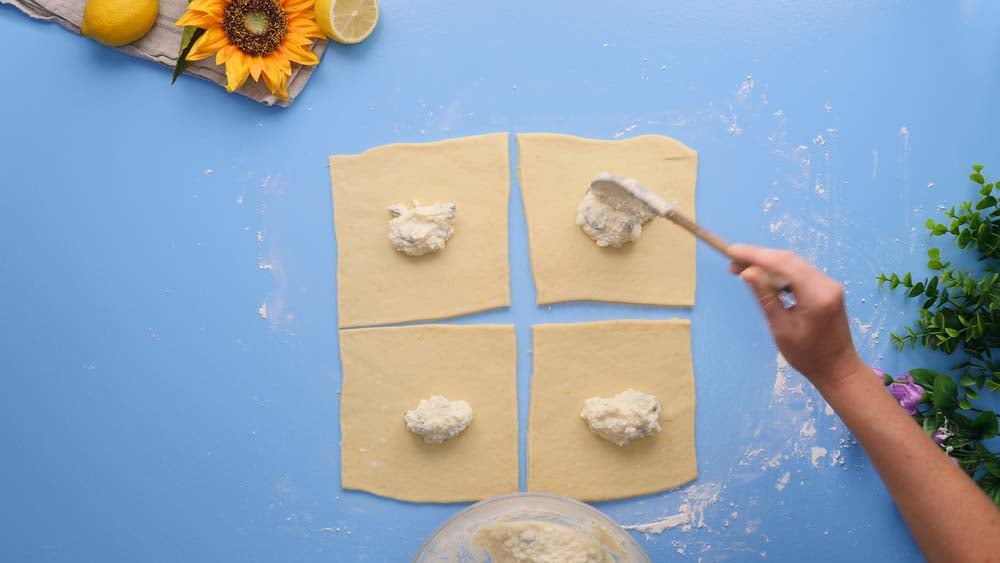 Tradiční tvarohové briošky s rozinkami z kynutého těsta – recept na nadýchané a voňavé pečivo