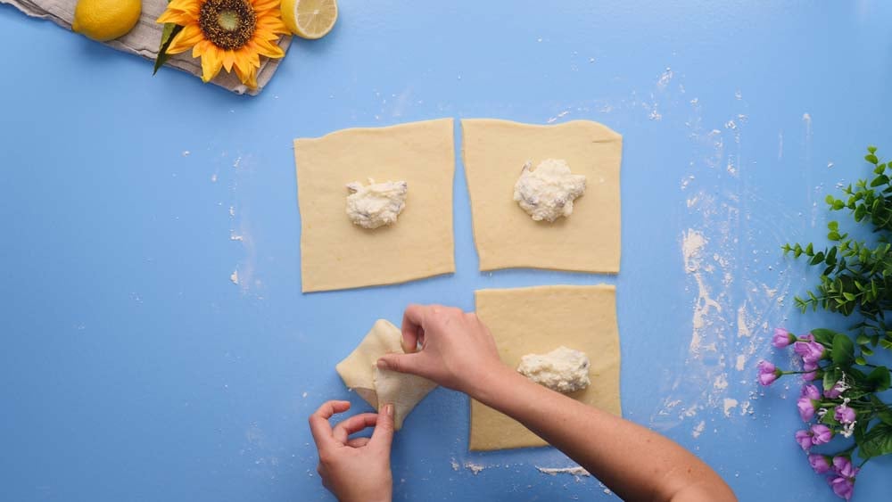 Tradiční tvarohové briošky s rozinkami z kynutého těsta – recept na nadýchané a voňavé pečivo