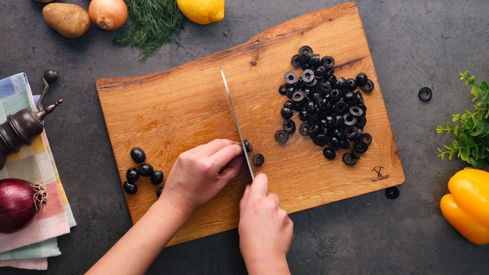 Rychlý recept na orientální bramborový salát s vejci, olivami a citronovou zálivkou