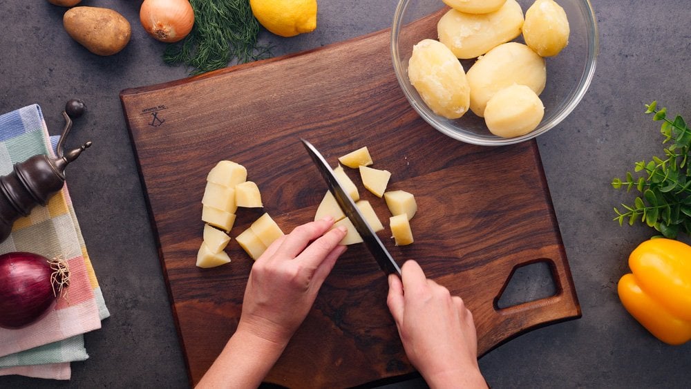 Rychlý recept na orientální bramborový salát s vejci, olivami a citronovou zálivkou