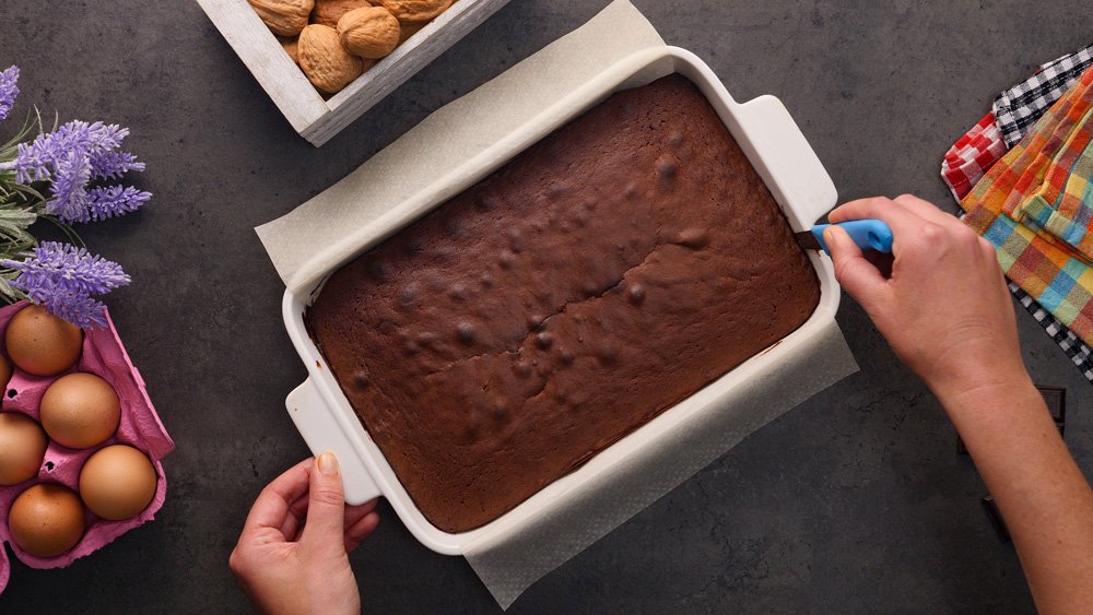 Kakaové brownies s rumovou příchutí a čokoládovou polevou s ořechy