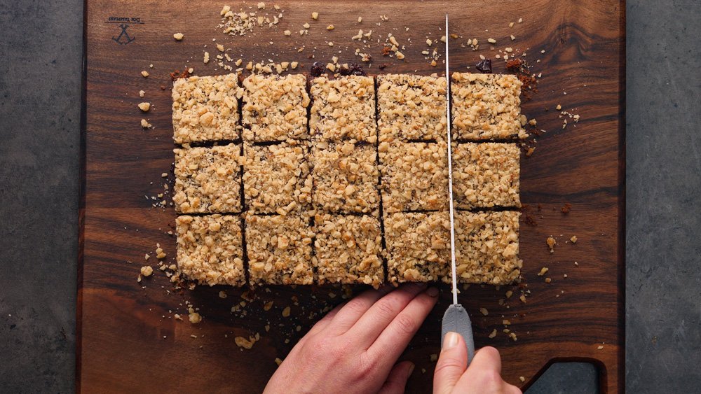 Kakaové brownies s rumovou příchutí a čokoládovou polevou s ořechy