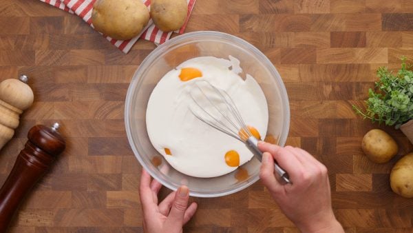 Zapékané brambory Carbonara - skvělá kombinace brambor, slaniny a smetany