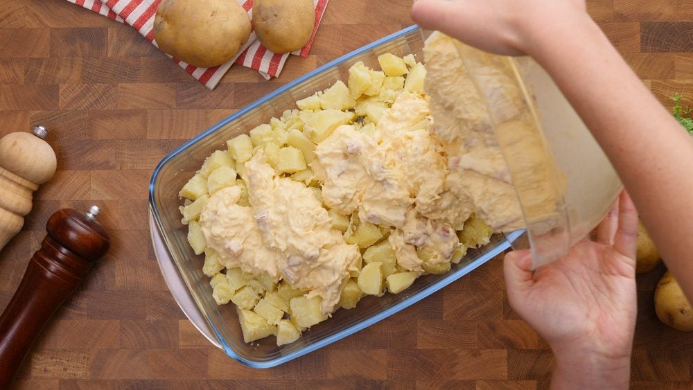 Pečené brambory s omáčkou carbonara - dokonalý oběd s jednoduchou přípravou